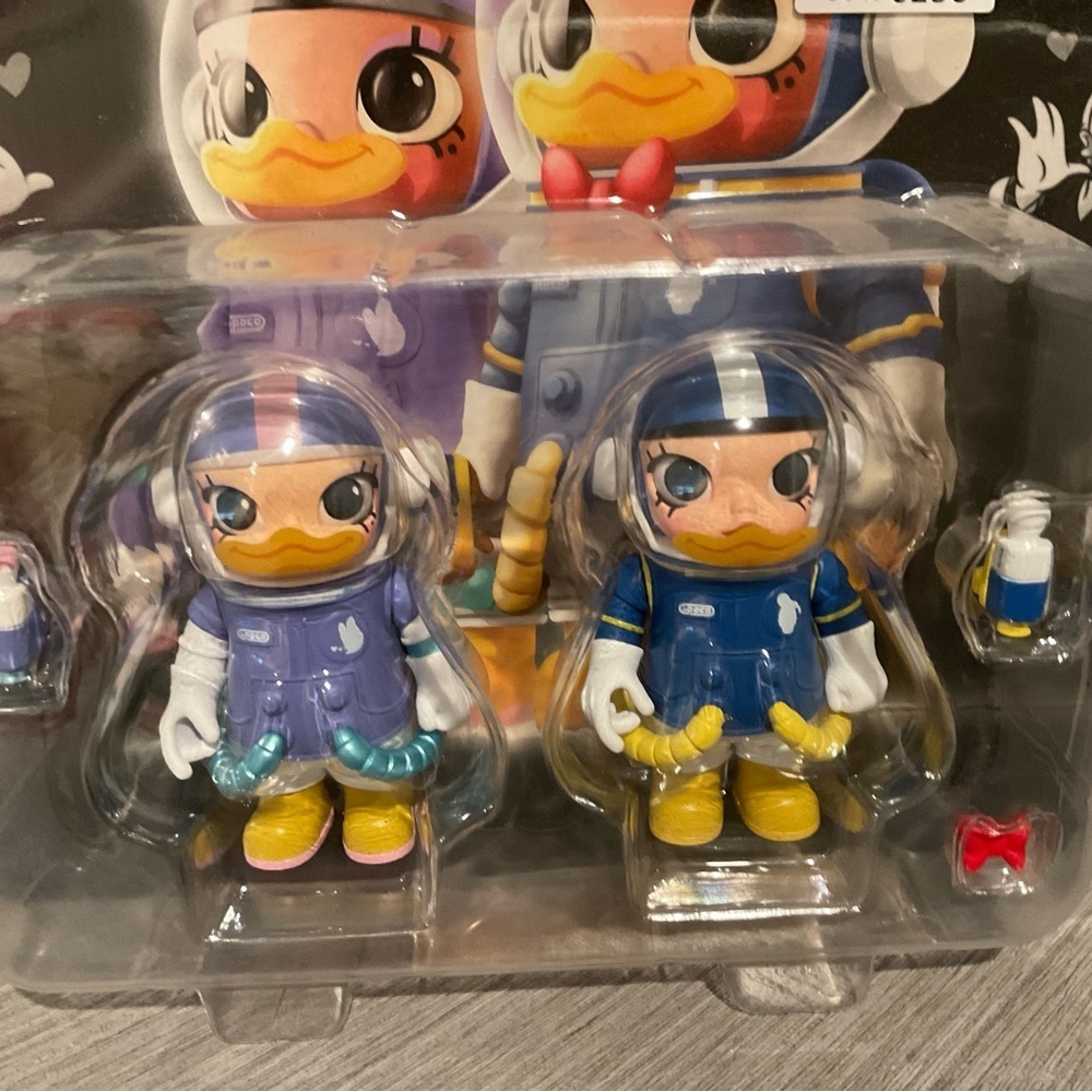 Pop Mart Donald & Daisy Duck 100% Mega Space Molly Figures - Picture 4 of 4